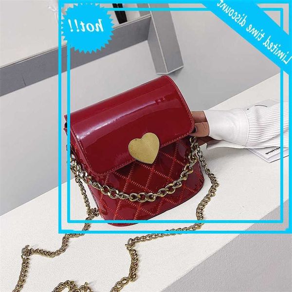 popular small women's new korean lingge versatile messenger fashion patent leather chain bucket bag
popular small women's new korean lingge versatile messenger fashion patent leather chain bucket bag