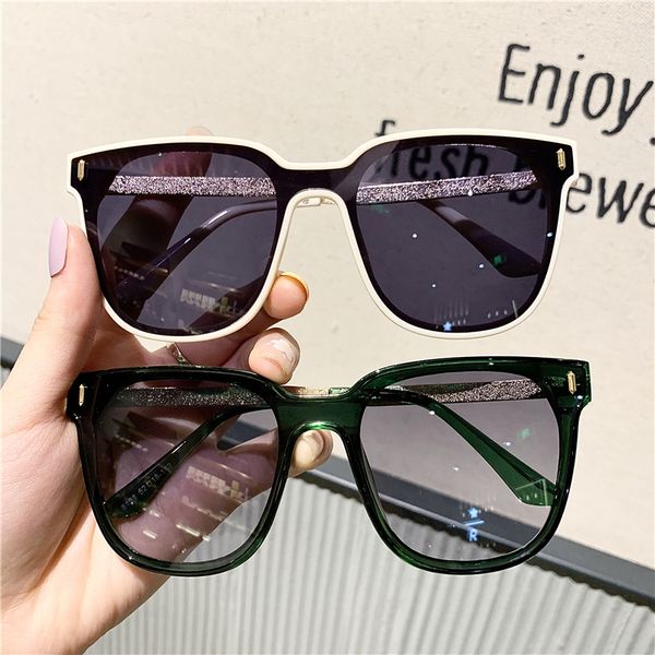 wind big frame square lovers with red mesh and versatile street shooting atmospheric sunglasses, White;black
wind big frame square lovers with red mesh and versatile street shooting atmospheric sunglasses, White;black