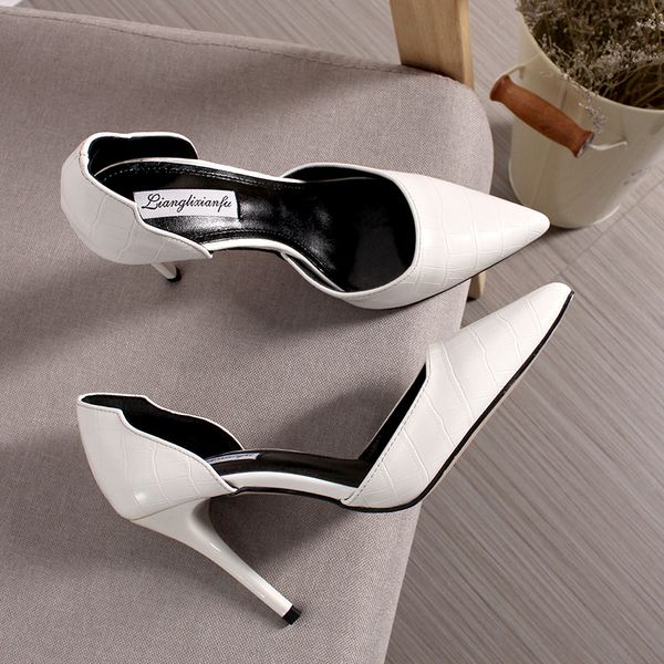 2020 female pointy-toed shallow mouth high leather heels solid color occupational big size shoes 44y0, Black
2020 female pointy-toed shallow mouth high leather heels solid color occupational big size shoes 44y0, Black