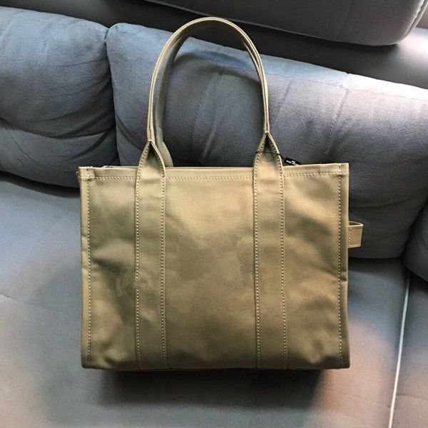 2020 new fashion trend, versatile, niche design canvas tote bag, cowhide with fabric wide shoulder belt women's shopping bag
2020 new fashion trend, versatile, niche design canvas tote bag, cowhide with fabric wide shoulder belt women's shopping bag
