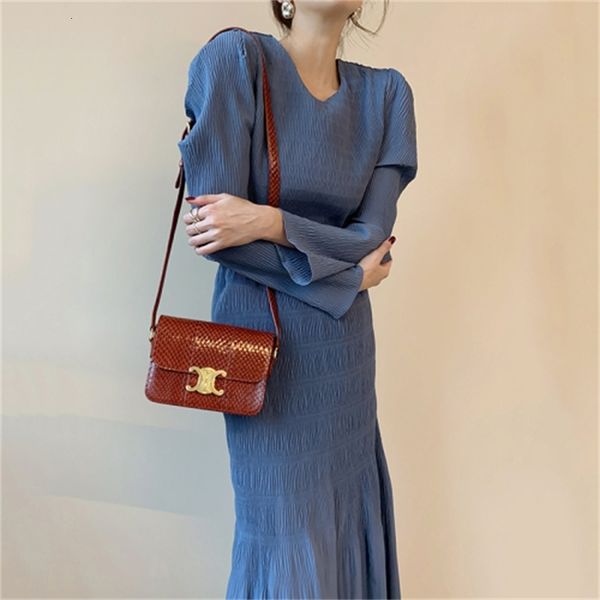 2021 new elegant female 2 solid folding the neck-neck wind sleeves mid-calf upper waist a-line skirt spring jnes, Gray
2021 new elegant female 2 solid folding the neck-neck wind sleeves mid-calf upper waist a-line skirt spring jnes, Gray