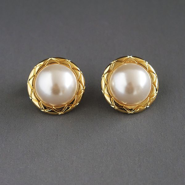 2021 new designer jewelry diamond pattern circle earrings small fragrance metal button earclip brass plated with 18k gold, Golden
2021 new designer jewelry diamond pattern circle earrings small fragrance metal button earclip brass plated with 18k gold, Golden