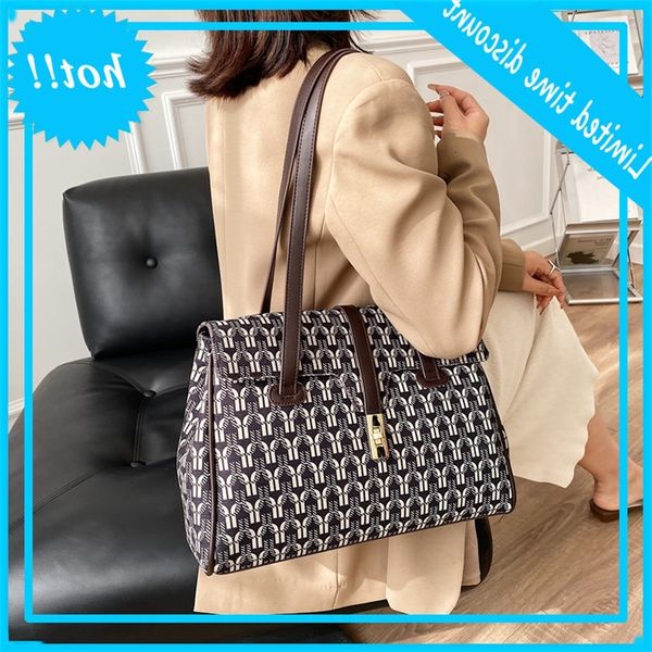 women's large capacity 2020 winter new fashion portable temperament shoulder tote bag
women's large capacity 2020 winter new fashion portable temperament shoulder tote bag