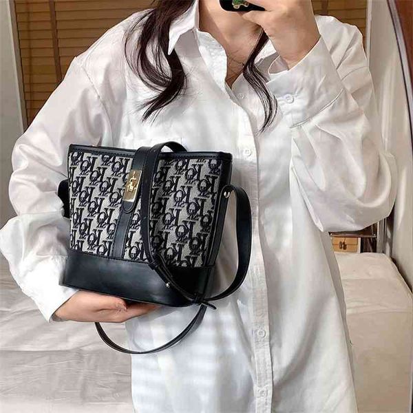 factory shop texture handbag fashion single shoulder messenger female minority design bucket bag
factory shop texture handbag fashion single shoulder messenger female minority design bucket bag