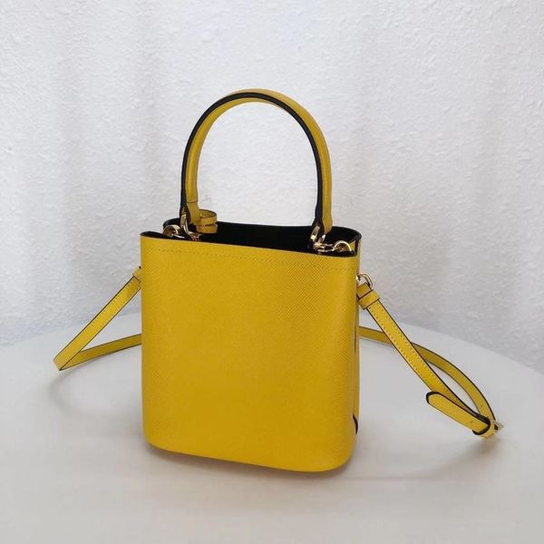 ladies' handbags, shopping bags, classic fashion, end customized quality, more products, please contact me 0145648
ladies' handbags, shopping bags, classic fashion, end customized quality, more products, please contact me 0145648