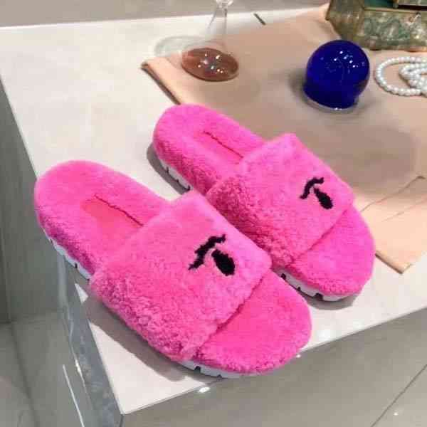 ladies woolen sheepskin winter slipper fur lamb wool warm and comfortable rubber flat slippers 35-42 with box, Black
ladies woolen sheepskin winter slipper fur lamb wool warm and comfortable rubber flat slippers 35-42 with box, Black