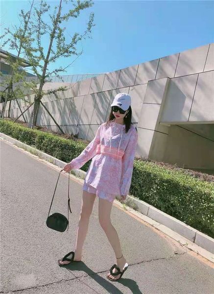 european station 2020 summer new sunscreen suit female landscape painting printing long-sleeved thin + shorts two-piece suit, White
european station 2020 summer new sunscreen suit female landscape painting printing long-sleeved thin + shorts two-piece suit, White