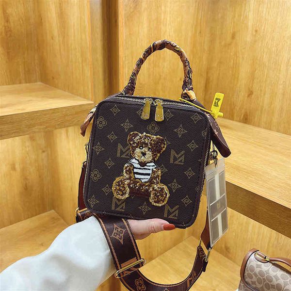 2022 factory wholesale small fragrance texture fashion one shoulder women's winter simple black pearl diagonal cross mobile phone bag
2022 factory wholesale small fragrance texture fashion one shoulder women's winter simple black pearl diagonal cross mobile phone bag