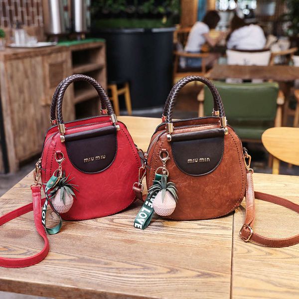 luxurys designers autumn oil skin women's shell simple fashionable hand bill of lading shoulder bag new 2021
luxurys designers autumn oil skin women's shell simple fashionable hand bill of lading shoulder bag new 2021