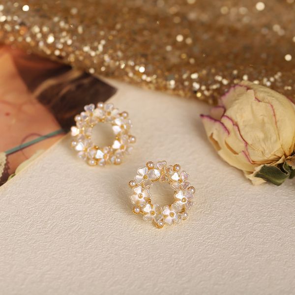 2021 european and american style retro simple personality temperament creative girl pearl flower inlaid diamond earrings, White
2021 european and american style retro simple personality temperament creative girl pearl flower inlaid diamond earrings, White