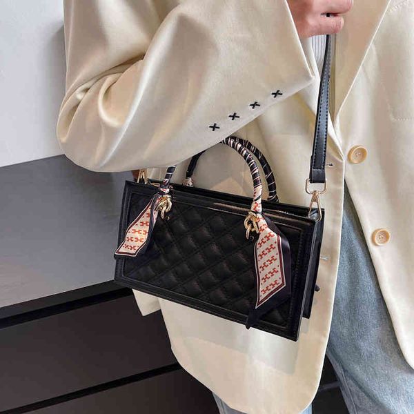2022 factory wholesale silk scarf handbag trendy texture women's one shoulder messenger bag nis net red small square bag
2022 factory wholesale silk scarf handbag trendy texture women's one shoulder messenger bag nis net red small square bag