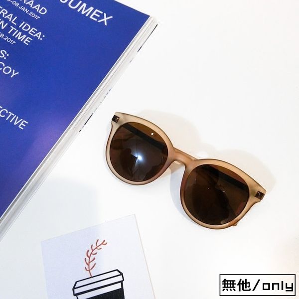 personalized frosted sunglasses, large frame, brown metal style, super light, versatile and fashionable sunglasses, White;black 
personalized frosted sunglasses, large frame, brown metal style, super light, versatile and fashionable sunglasses, White;black