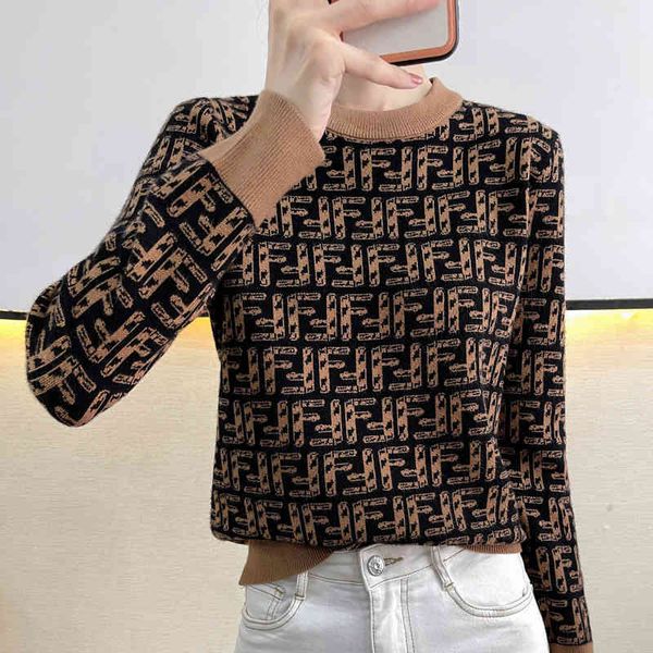 2022 factory wholesale new autumn and winter blocking double round neck letter sweater women's slim fit contrast color bottoming blouse, White;black 
2022 factory wholesale new autumn and winter blocking double round neck letter sweater women's slim fit contrast color bottoming blouse, White;black