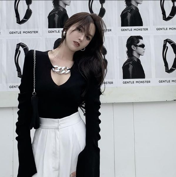 fashion slim-fit knit sweater women's v-neck chain hollow-out long sleeve temperament tight black trumpet sleeve pullover, White
fashion slim-fit knit sweater women's v-neck chain hollow-out long sleeve temperament tight black trumpet sleeve pullover, White