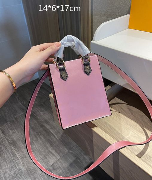 2021 brand new women handbags mini purses fashion phone bags crossbody shoulder bags embossed flowers gold lock with box l21011201
2021 brand new women handbags mini purses fashion phone bags crossbody shoulder bags embossed flowers gold lock with box l21011201