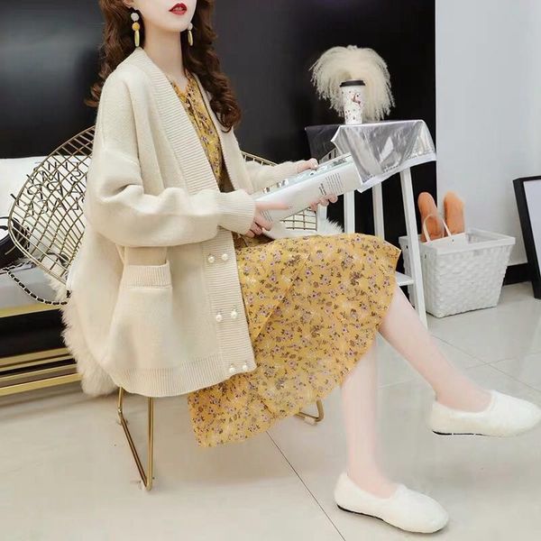 2021 female cardigan new korean winter released solid color velvet pearl nightgown double-breasted fashion jacket 6xle, White;black
2021 female cardigan new korean winter released solid color velvet pearl nightgown double-breasted fashion jacket 6xle, White;black