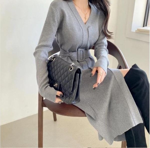 new 2021 autumn winter women dresses v-neck knitted korean style lace up split solid elegant lady midi dresses cl755, Black;gray
new 2021 autumn winter women dresses v-neck knitted korean style lace up split solid elegant lady midi dresses cl755, Black;gray