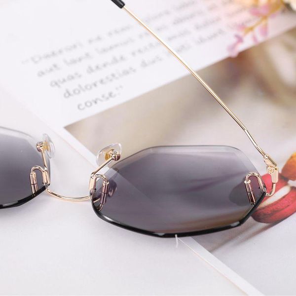 new fashion women trend sunglasses polygon irregular frameless street pgraphy glasses, White;black
new fashion women trend sunglasses polygon irregular frameless street pgraphy glasses, White;black