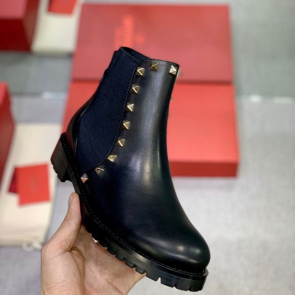 autumn and winter women leather classic black plus velvet platform height 3 cm british style rivet short martin boots
autumn and winter women leather classic black plus velvet platform height 3 cm british style rivet short martin boots