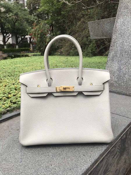 wholesale fully handmade togo leather design purse 25cm,wax thread, have both gold and silver hardware,contact me for details
wholesale fully handmade togo leather design purse 25cm,wax thread, have both gold and silver hardware,contact me for details