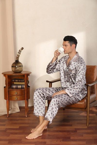 2021 latest fashion european and american men's printed silk pajamas spring summer summer long sleeve suit large size home c, Black;brown
2021 latest fashion european and american men's printed silk pajamas spring summer summer long sleeve suit large size home c, Black;brown