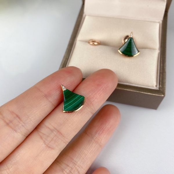 natural malachite skirt earrings green&white for women 925 silver 2020 new style earrings new design 1
natural malachite skirt earrings green&white for women 925 silver 2020 new style earrings new design 1