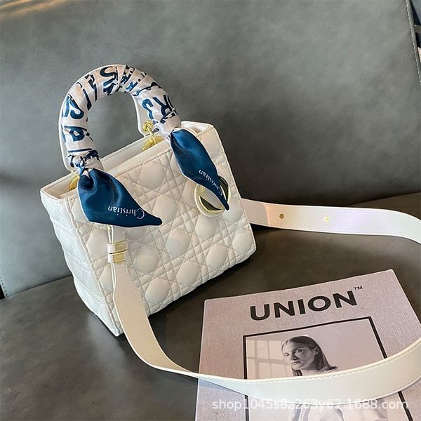 luxury brand handbags women's bag new light handbag autumn and winter fashion princess's one shoulder messenger pearl hand bags
luxury brand handbags women's bag new light handbag autumn and winter fashion princess's one shoulder messenger pearl hand bags