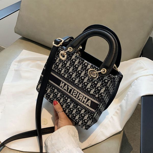 foreign style portable small bag women's new fashion diana net red versatile one shoulder messenger bag
foreign style portable small bag women's new fashion diana net red versatile one shoulder messenger bag