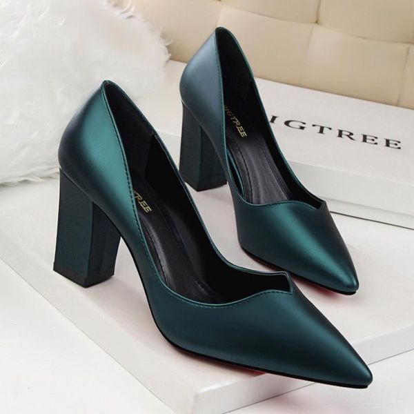 1069-5 retro fashion, simple and comfortable, thick heel, shallow mouth, pointy and hollow single shoes for women, Black
1069-5 retro fashion, simple and comfortable, thick heel, shallow mouth, pointy and hollow single shoes for women, Black