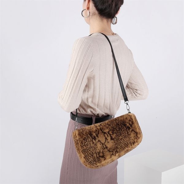 portable shoulder crossbody bag purse women plush animal pattern handbag autumn street party clutch
portable shoulder crossbody bag purse women plush animal pattern handbag autumn street party clutch