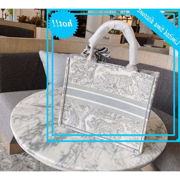 2021 women luxurys designers tote lady bag embroidery tiger pattern large capacity shopping bags handbag double-sided flower high quality
2021 women luxurys designers tote lady bag embroidery tiger pattern large capacity shopping bags handbag double-sided flower high quality