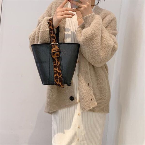 новых плечи lady ковш сумка ретро сумка женщин leopard crossbody мешок верхнего качества сумка мода посланник сумка кошельки
новых плечи lady ковш сумка ретро сумка женщин leopard crossbody мешок верхнего качества сумка мода посланник сумка кошельки
