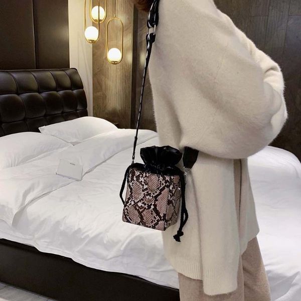 shoulder bags arrival women snake printing leather messenger bag retro waterproof string small square bolsas mujer
shoulder bags arrival women snake printing leather messenger bag retro waterproof string small square bolsas mujer