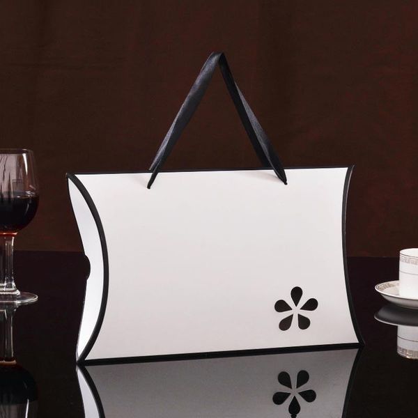 32x20x5.5cm large pillow gift box bags with handle wedding gift bag paper box pajamas silk scarf packaging cardboard 10pcs
32x20x5.5cm large pillow gift box bags with handle wedding gift bag paper box pajamas silk scarf packaging cardboard 10pcs