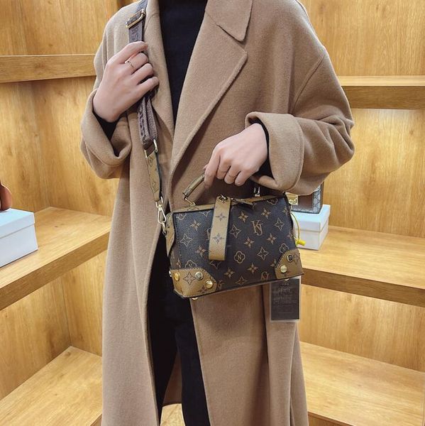 wholesale ladies rivet leathers shoulder bags hong kong windmill sewing plaid handbag street trend printed handbags personality contrast lea
wholesale ladies rivet leathers shoulder bags hong kong windmill sewing plaid handbag street trend printed handbags personality contrast lea