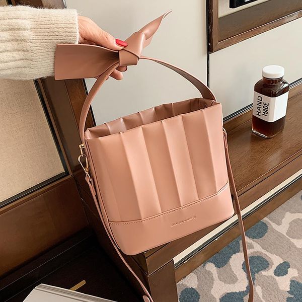 original design popular handbags 2021 new fashion high-end western style portable all-match messenger bag 2in1 bucket bag
original design popular handbags 2021 new fashion high-end western style portable all-match messenger bag 2in1 bucket bag
