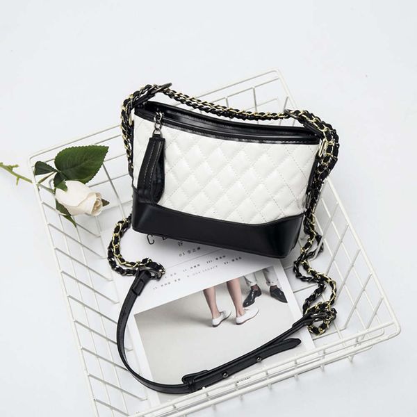 luxurys designers 2021 new tramp fashion leather handbag lingge chain trend women's bag
luxurys designers 2021 new tramp fashion leather handbag lingge chain trend women's bag