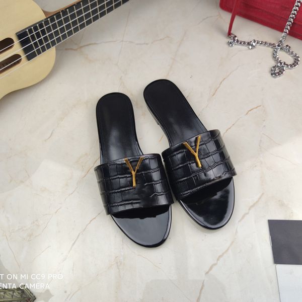 2021 fashion luxury ladies flat slippers soft and comfortable leather women sandals 35-42, Black
2021 fashion luxury ladies flat slippers soft and comfortable leather women sandals 35-42, Black