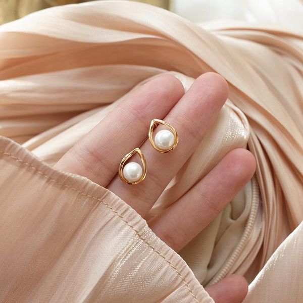 2020 korean new fashion retro golden geometric metal, triangle, female, pearl ball earrings female party gift earrings, Golden;silver
2020 korean new fashion retro golden geometric metal, triangle, female, pearl ball earrings female party gift earrings, Golden;silver