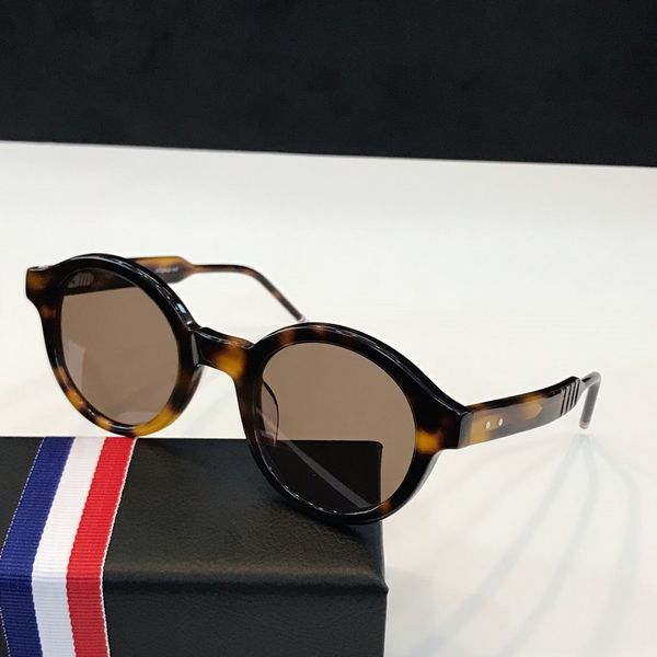 latest selling popular fashion 411 women sunglasses mens sunglasses men sunglasses gafas de sol sun glasses uv400 lens with box, White;black
latest selling popular fashion 411 women sunglasses mens sunglasses men sunglasses gafas de sol sun glasses uv400 lens with box, White;black