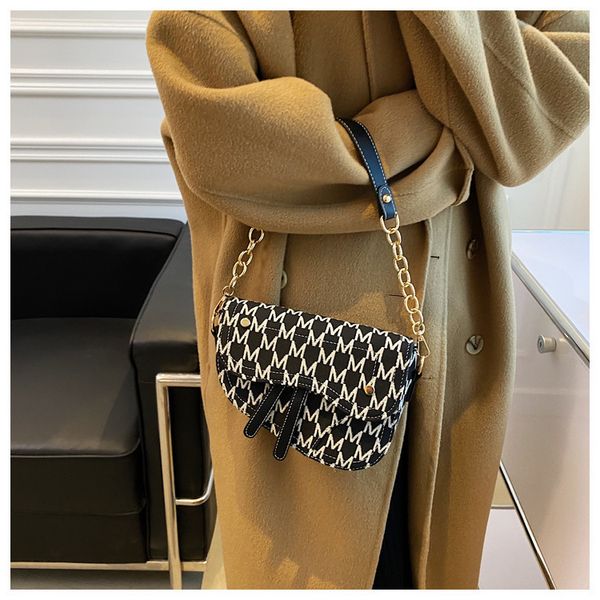 d family letter saddle bag 2021 new korean fashion armpit leisure women's hand messenger
d family letter saddle bag 2021 new korean fashion armpit leisure women's hand messenger