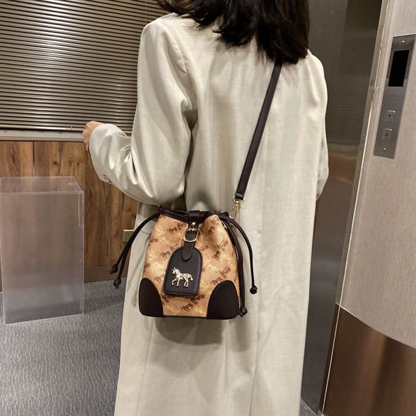 women's handbags wholesale crossbody shoulder messenger square designer luxurys bags french niche vintage casual bucket bag
women's handbags wholesale crossbody shoulder messenger square designer luxurys bags french niche vintage casual bucket bag