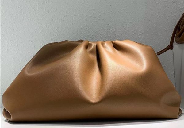 2020 new genuine leather famous desinger brand the pouch soft calfskin ladies large clutch bag hand fashion women cloud bag
2020 new genuine leather famous desinger brand the pouch soft calfskin ladies large clutch bag hand fashion women cloud bag