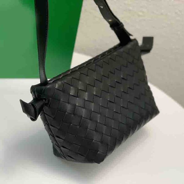 2022 cowhide woven shoulder bag luxury designer crossbody bags fashion clip pocket cowhide leather handbags purse
2022 cowhide woven shoulder bag luxury designer crossbody bags fashion clip pocket cowhide leather handbags purse