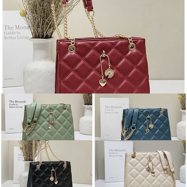 versatile lingge embroidery shoulder small square women's 2020 new fashion fashion chain single shoulder messenger bag net red small sq
versatile lingge embroidery shoulder small square women's 2020 new fashion fashion chain single shoulder messenger bag net red small sq