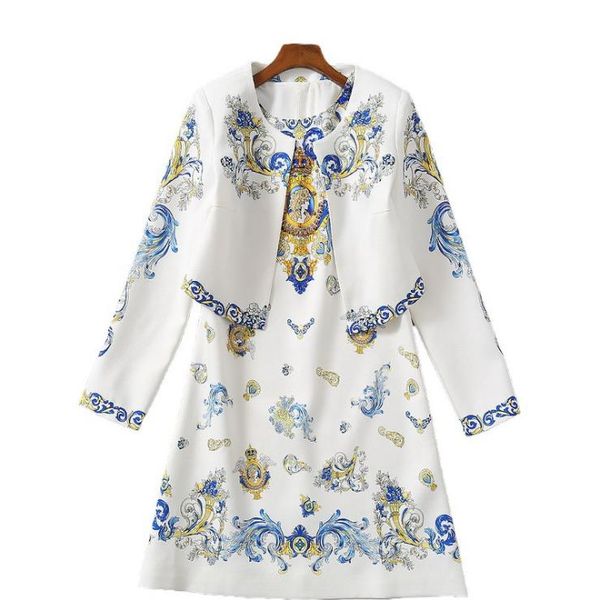 european and american women's wear 2020 winter new style long sleeve coat sleeveless dress fashion palace print two-piece, Black;gray 
european and american women's wear 2020 winter new style long sleeve coat sleeveless dress fashion palace print two-piece, Black;gray