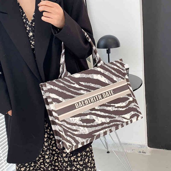 2022 factory wholesale new fashion pattern handbag female personality color contrast zebra commuter bag style same fashion bag si5e
2022 factory wholesale new fashion pattern handbag female personality color contrast zebra commuter bag style same fashion bag si5e