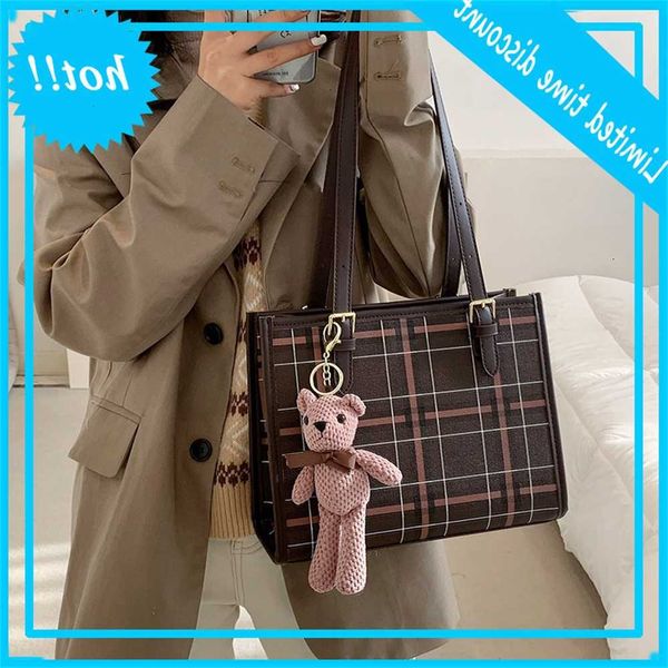 autumn and winter 2020 new small women's korean fashion net red texture slanting simple tote bag
autumn and winter 2020 new small women's korean fashion net red texture slanting simple tote bag
