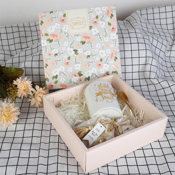 20x20x6.5cm small blue flower decoration bakery package dessert candy cookie cake packing box gift wrap boxes supply
20x20x6.5cm small blue flower decoration bakery package dessert candy cookie cake packing box gift wrap boxes supply