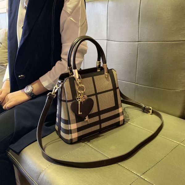 luxurys designers hong kong 2021 new versatile lattice hand tote one shoulder messenger bag
luxurys designers hong kong 2021 new versatile lattice hand tote one shoulder messenger bag